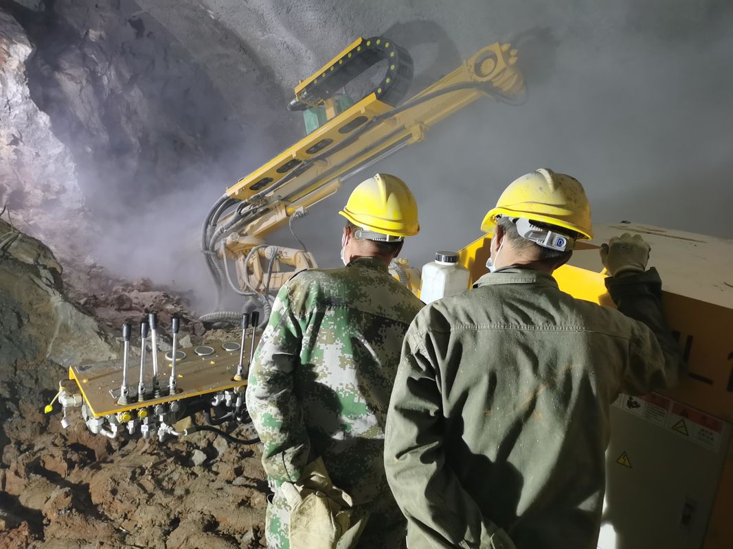 Rotary Percussion Drill Tunnel Construction Crawler Type Multifunctional Rock Drill Rig (Thiết bị khoan đá đa chức năng)